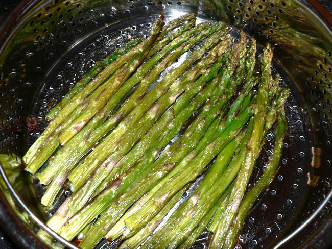 Cooked Asparagus in Air Fryer Basket