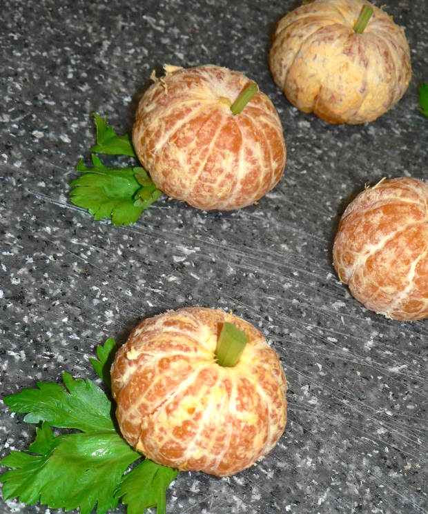 Clementine pumpkins are very simple to make, healthy, delicious and are perfect Halloween party snack