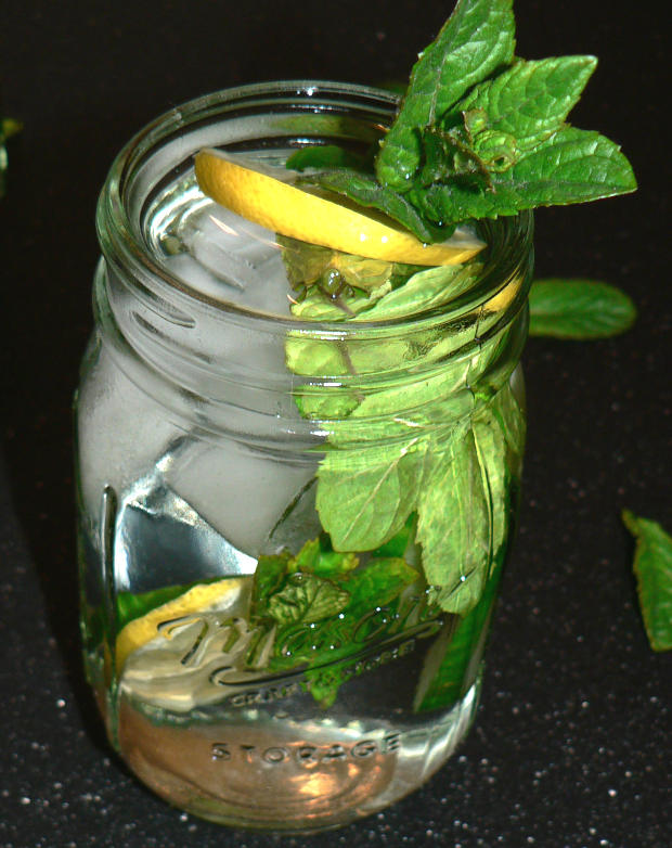 Easy cucumber lemon mint water in a mason jar 