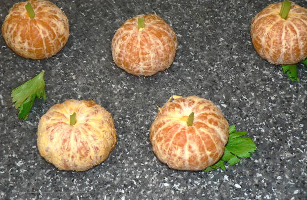 The best Halloween treats for kids ideas, find out how to make these amazing tangerine pumpkins, perfect kids fall snacks #healthy #healthyrecipes #healthyfood #healthyeating #cooking #food #recipes #vegetarian #vegetarianrecipes #veganrecipes #vegan #veganfood #glutenfree #glutenfreerecipes #dairyfree #sidedish #halloween #halloweensnacks #snacks