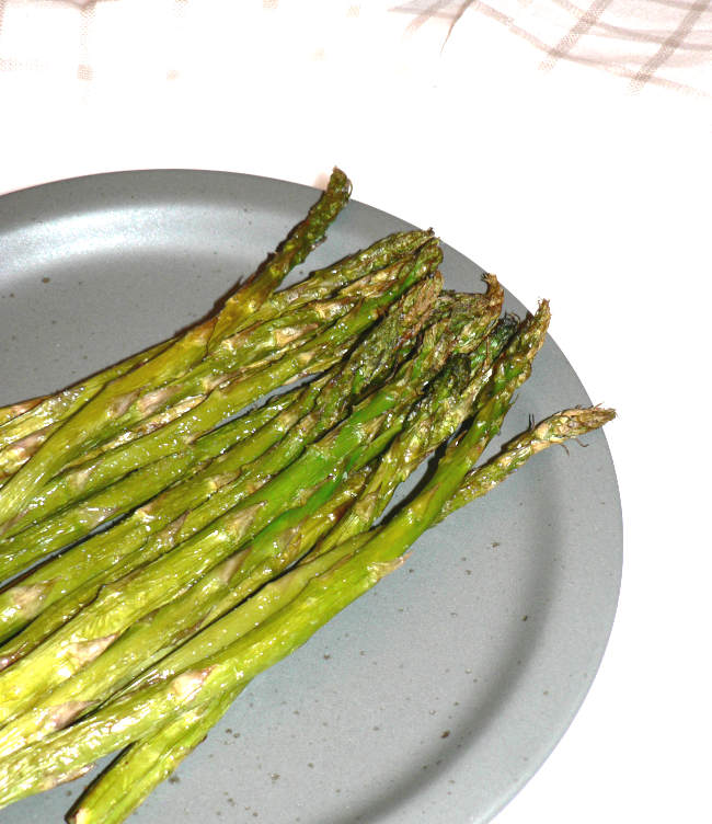 Air Fried Asparagus on a Round Plate