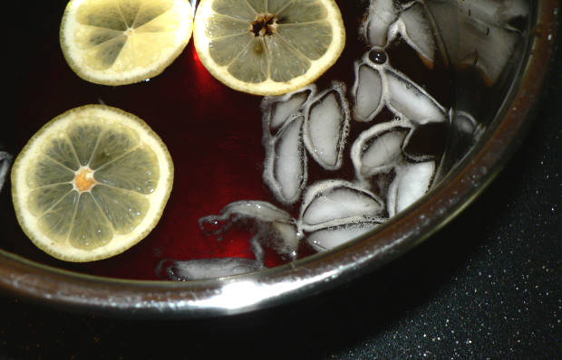 Peach Iced Tea With Lemons and Ice