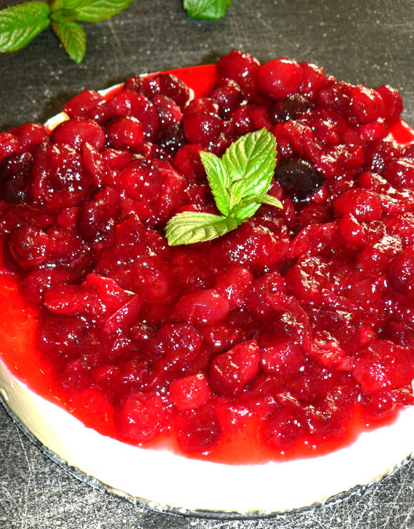 Cranberry Cheesecake with mint on Top