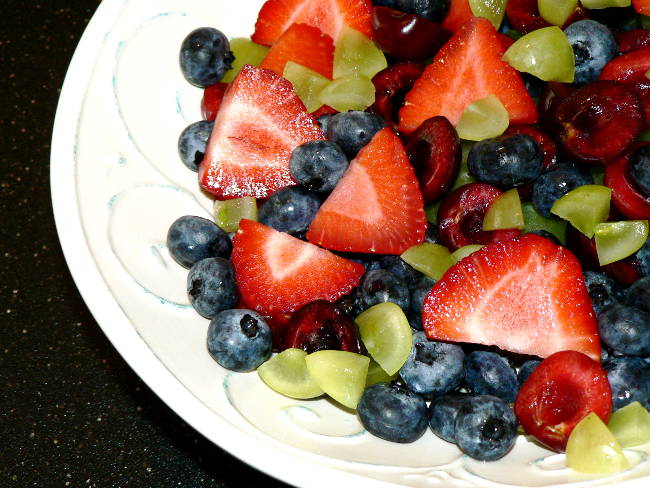 How to make Strawberry Salad With Cherries and Blueberries, find out how to make this summer salad that will be perfect at every picnic and barbecue #healthy #healthyrecipes #healthyfood #healthyeating #cooking #food #recipes #vegetarian #vegetarianrecipes #vegetables #veganrecipes #vegan #veganfood #glutenfree #glutenfreerecipes #dairyfree #sidedish