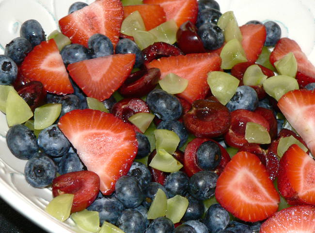 Looking for a simple salad recipe? This healthy and delicious Fruit Salad Recipe is very easy to make, and will be a hit at every barbecue! #healthy #healthyrecipes #healthyfood #healthyeating #cooking #food #recipes #vegetarian #vegetarianrecipes #vegetables #veganrecipes #vegan #veganfood #glutenfree #glutenfreerecipes #dairyfree #sidedish