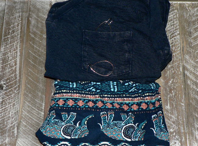Navy blue outfit with tshirt, leggings and earrings