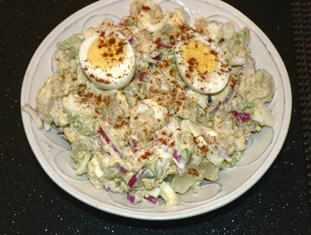 The easiest Instant Pot Potato Salad Recipe is here! Find out how to make it #healthy #healthyrecipes #healthyfood #healthyeating #cooking #food #recipes #vegetarian #vegetarianrecipes #vegetables #glutenfree #glutenfreerecipes #dairyfree #sidedish #salads