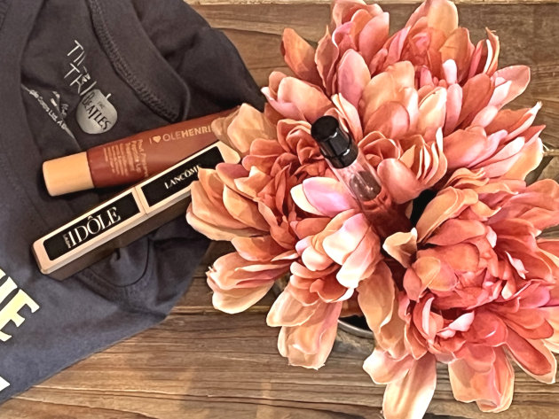 Summer Capsule Wardrobe - Womens Makeup