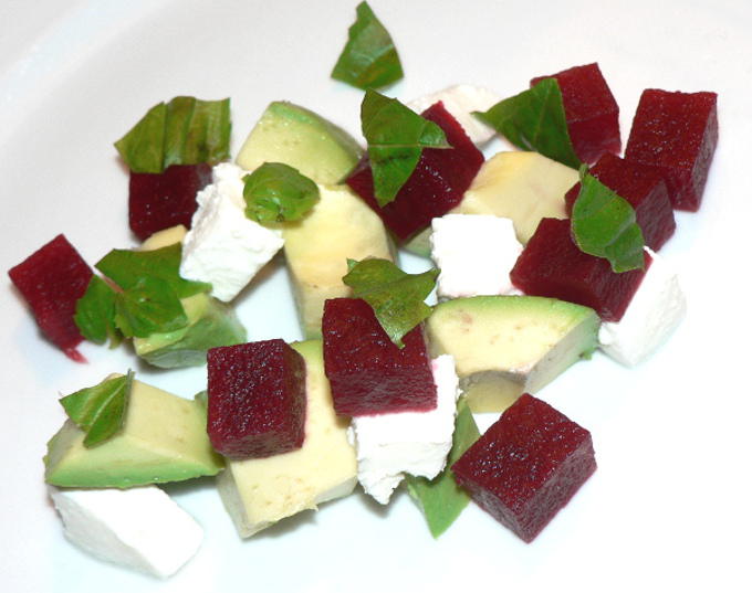 This Beet Salad Recipe, a healthy and delicious Beet Salad with Avocado and Mozzarella. Find out how to make this delicious vegetarian beet avocado salad! #glutenfree #healthy #healthyrecipes #healthyfood #healthylifestyle #healthyeating #dinner #dinnerrecipes #lunch #brunch #vegetarian #vegetarianrecipes #recipe