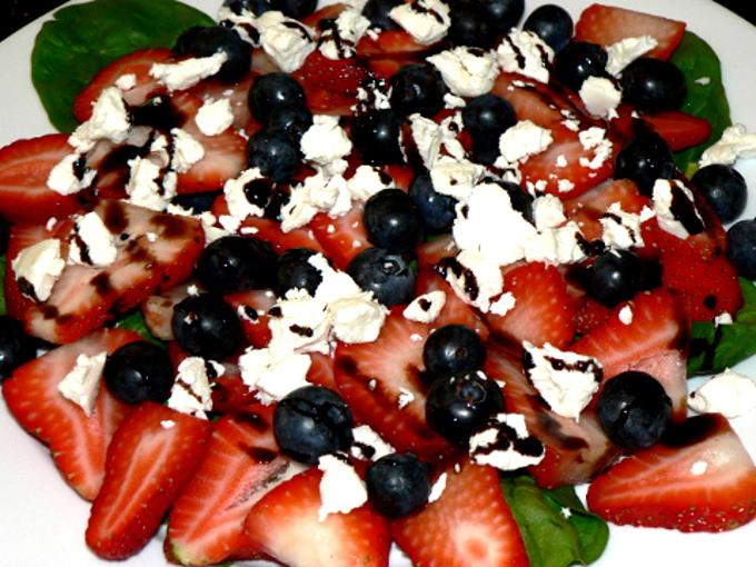 4th of July salad, this healthy and delicious Patriotic Red, White and Blue Salad is easy to make! In just 15 minutes, you can make this simple patriotic salad.