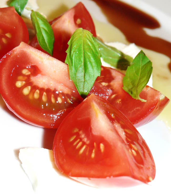 This vegetarian Tomato Mozzarella Caprese Salad just says summer! Make this perfect summer for a light summer supper or a summer picnic to enjoy this amazingly healthy and delicious Caprese Salad #healthy #healthyrecipes #healthyfood #healthyeating #cooking #food #recipes #vegetarian #vegetarianrecipes #vegetables #ketodiet #ketorecipes #lowcarb #lowcarbdiet #lowcarbrecipes #glutenfree #glutenfreerecipes #sidedish