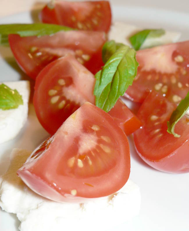 Looking for a Caprese Salad Recipe? Here is the classic Caprese recipe, that is healthy, delicious and very easy to make #healthy #healthyrecipes #healthyfood #healthyeating #cooking #food #recipes #vegetarian #vegetarianrecipes #vegetables #ketodiet #ketorecipes #lowcarb #lowcarbdiet #lowcarbrecipes #glutenfree #glutenfreerecipes #sidedish