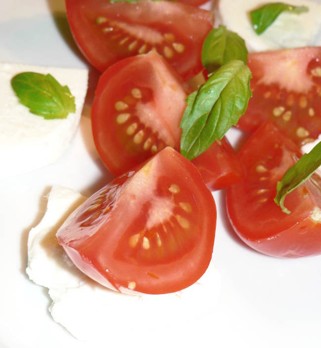 This vegetarian Tomato Mozzarella Caprese Salad just says summer! Make this perfect summer for a light summer supper or a summer picnic to enjoy this amazingly healthy and delicious Caprese Salad #healthy #healthyrecipes #healthyfood #healthyeating #cooking #food #recipes #vegetarian #vegetarianrecipes #vegetables #ketodiet #ketorecipes #lowcarb #lowcarbdiet #lowcarbrecipes #glutenfree #glutenfreerecipes #sidedish
