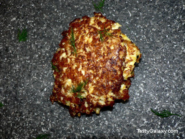 Cauliflower Fritters, a healthy vegetarian cauliflower recipe that needs just three ingredients #glutenfree #lowcarb #keto #healthy #lowcarbdiet #ketodiet #healthyrecipes #healthyfood #healthylifestyle #healthyeating #dinner #dinnerrecipes #lunch #brunch #vegetarian #vegetarianrecipes #recipe