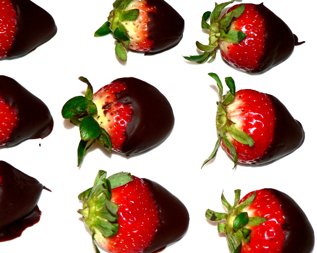 This Chocolate Covered Strawberries Recipe is very delicious and very simple to make. These chocolate covered strawberries need just 3 ingredients, and can be made in no time! #chocolate #strawberries #dessert #dessertrecipes #recipe #cooking #summer #vegetarian #vegetarianrecipes