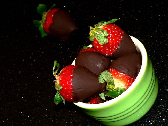 This Chocolate Covered Strawberries Recipe is very delicious and very simple to make. These chocolate covered strawberries need just 3 ingredients, and can be made in no time!