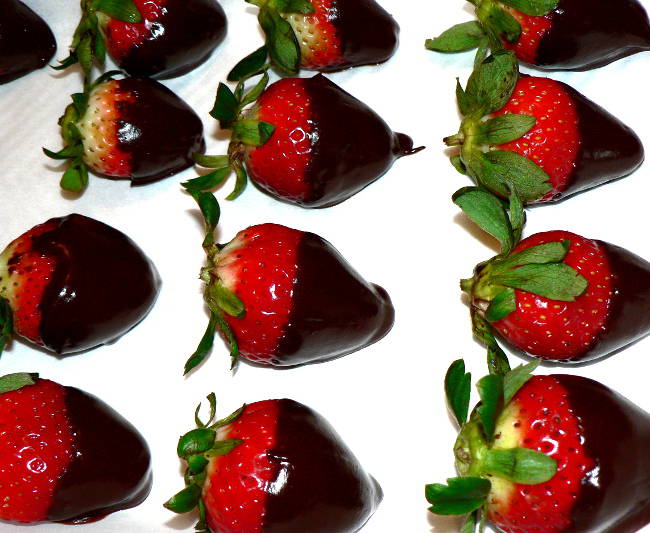 This Chocolate Covered Strawberries Recipe is very delicious and very simple to make. These chocolate covered strawberries need just 3 ingredients, and can be made in no time! #chocolate #strawberries #dessert #dessertrecipes #recipe #cooking #summer #vegetarian #vegetarianrecipes