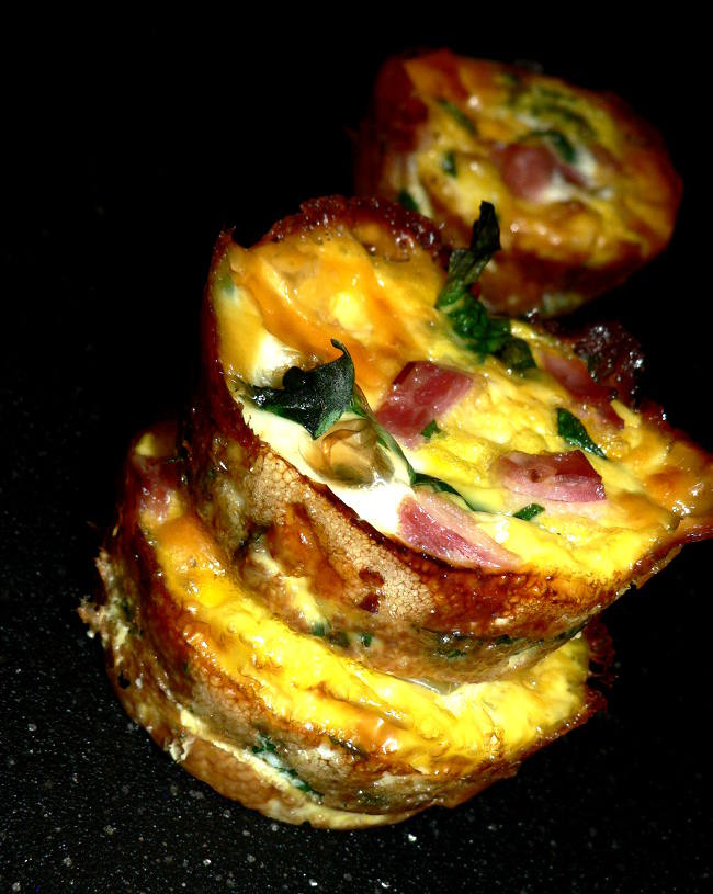 The best, low carb ham and egg cups, delicious ham and egg cups that you can make in the oven. Delicious, gluten-free, low carb ham, egg, cheese and spinach cups. #healthy #healtyrecipes