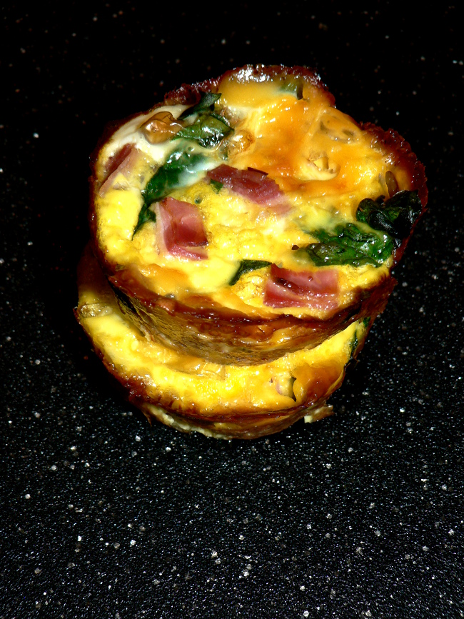 Ham and egg cups, a delicious take on ham and cheese without any bread. Healthy, easy to make and delicious, spinach, cheese, ham and eggs cups.