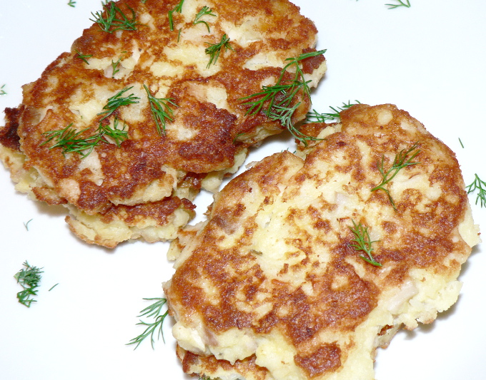 Leftover turkey recipe with leftover mashed potatoes, a delicious turkey and mashed potatoes fritters! #healthy #healthy #healthyrecipes #healthyfood #healthyeating #cooking #food #recipes #maindish #fall #thanksgiving