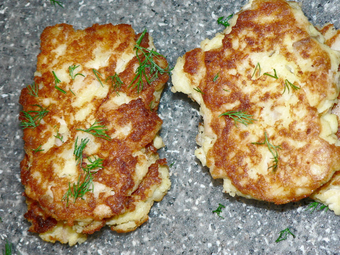 Leftover turkey recipe with leftover mashed potatoes, a delicious turkey and mashed potatoes fritters!