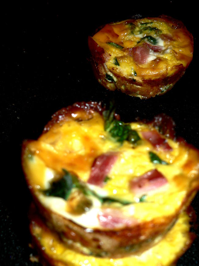 Delicious muffin cups, made with eggs, ham, spinach and cheese. These are healthy, extra delicious ham and egg cups #healthy #healtyrecipes