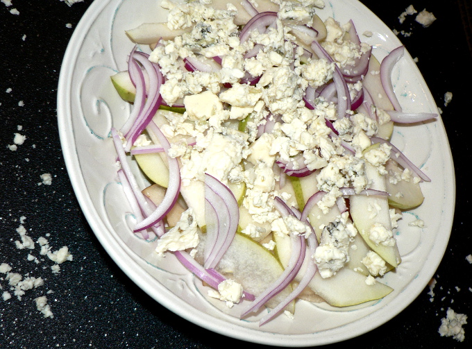 This Pear Salad With Blue Cheese Salad is a healthy vegetarian salad recipe! Find out how to make this vegetarian and gluten free Red, White and Blue Salad! #healthy #dinner #healthyrecipes #healthyfood #healthylifestyle #recipe #food #cooking #salad #vegetarian #vegetarianrecipes #summer