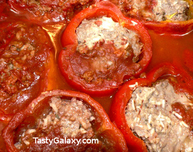 How to make stuffed peppers, a delicious and easy recipe with ground beef, rice and spices in a savory tomato broth. You will not believe how simple it is to make these Easy Stuffed Peppers! #stuffedpeppers