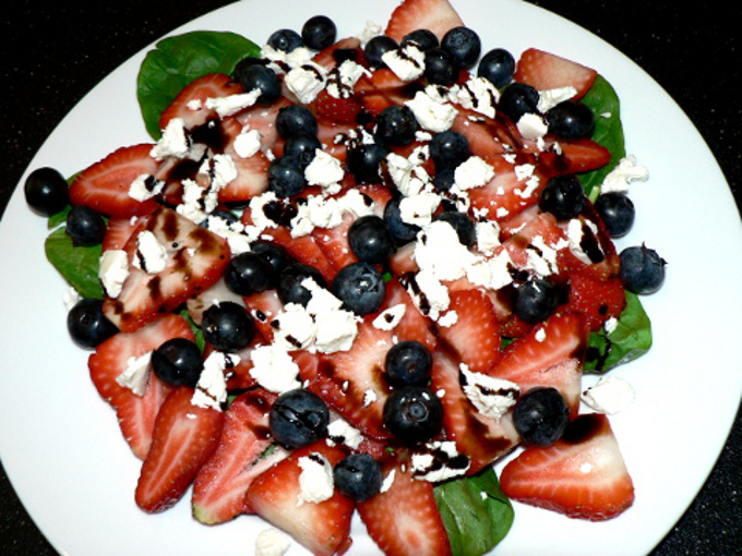 This spinach strawberry salad with blueberries and goat cheese is a perfect salad to make for the 4th of July and other patriotic holidays #salad #vegetarian
