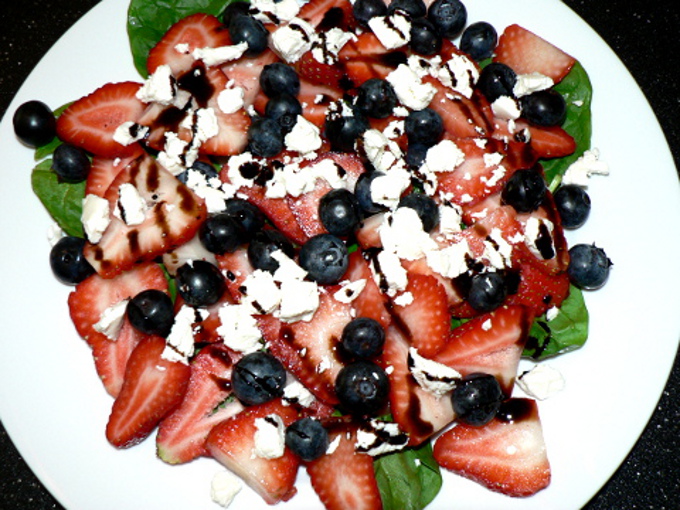 Patriotic Red, White and Blue Strawberry and Blueberry Salad, so delicious and so easy to make. In just 15 minutes you will make this deliciuos salad, great for 4th of July menus!