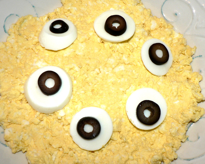 Egg Salad With Googly Eyes, a healthy and delicious halloween appetizer. This spooky appetizer is low carb and Keto! #healthy #healthyrecipes #healthyfood #glutenfree #lowcarb #keto #healthy #lowcarbdiet #ketodiet #dairyfree #healthylifestyle #healthyeating #vegetarian #halloween