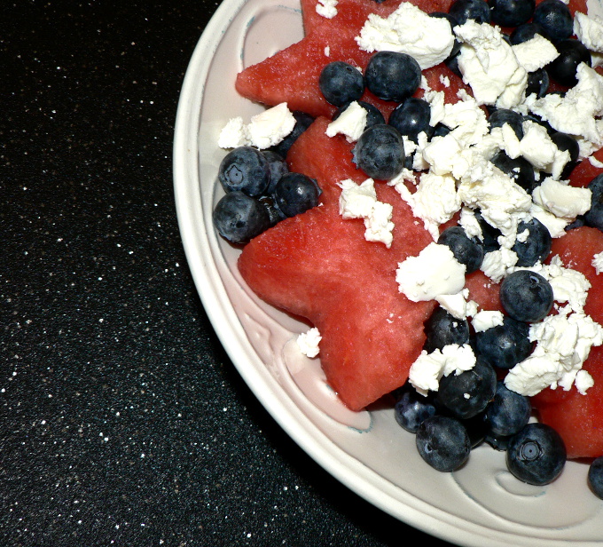 Watermelon Blueberry Salad, a simple and delicious fruit salad. Find out how to make this Red, White and Blue vegetarian salad #vegetarian